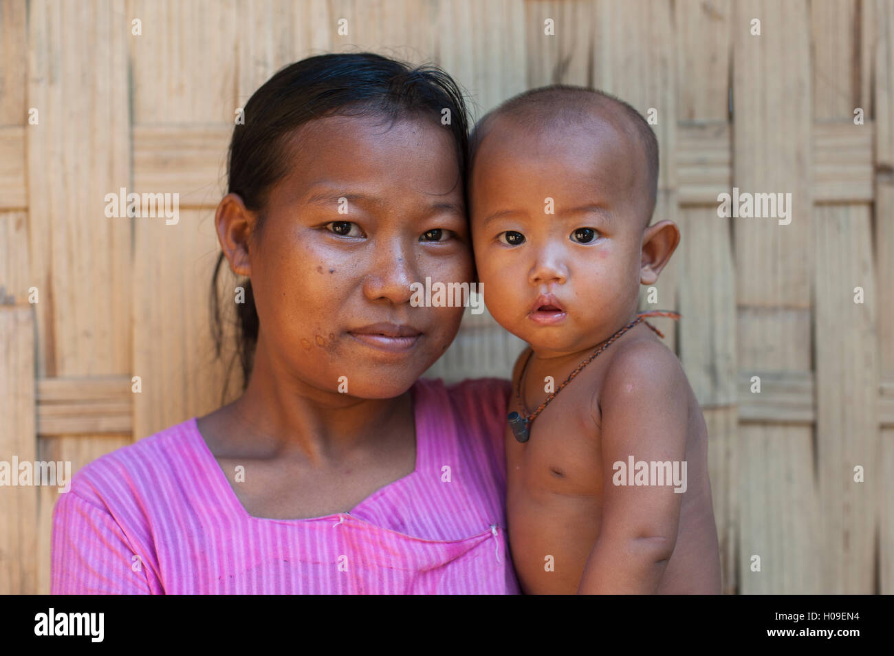 La madre e il bambino nelle Chittagong Hill Tracts, Bangladesh Asia Foto Stock