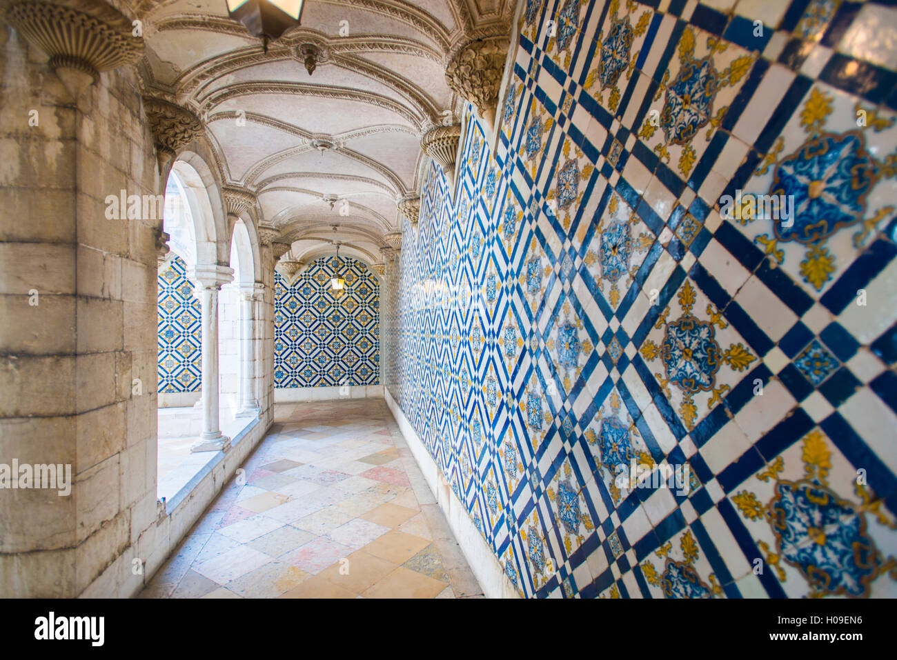 Pareti ricoperte di meravigliosi Azelejo piastrelle in esposizione presso il National Azulejo Museum a Lisbona, Portogallo, Europa Foto Stock