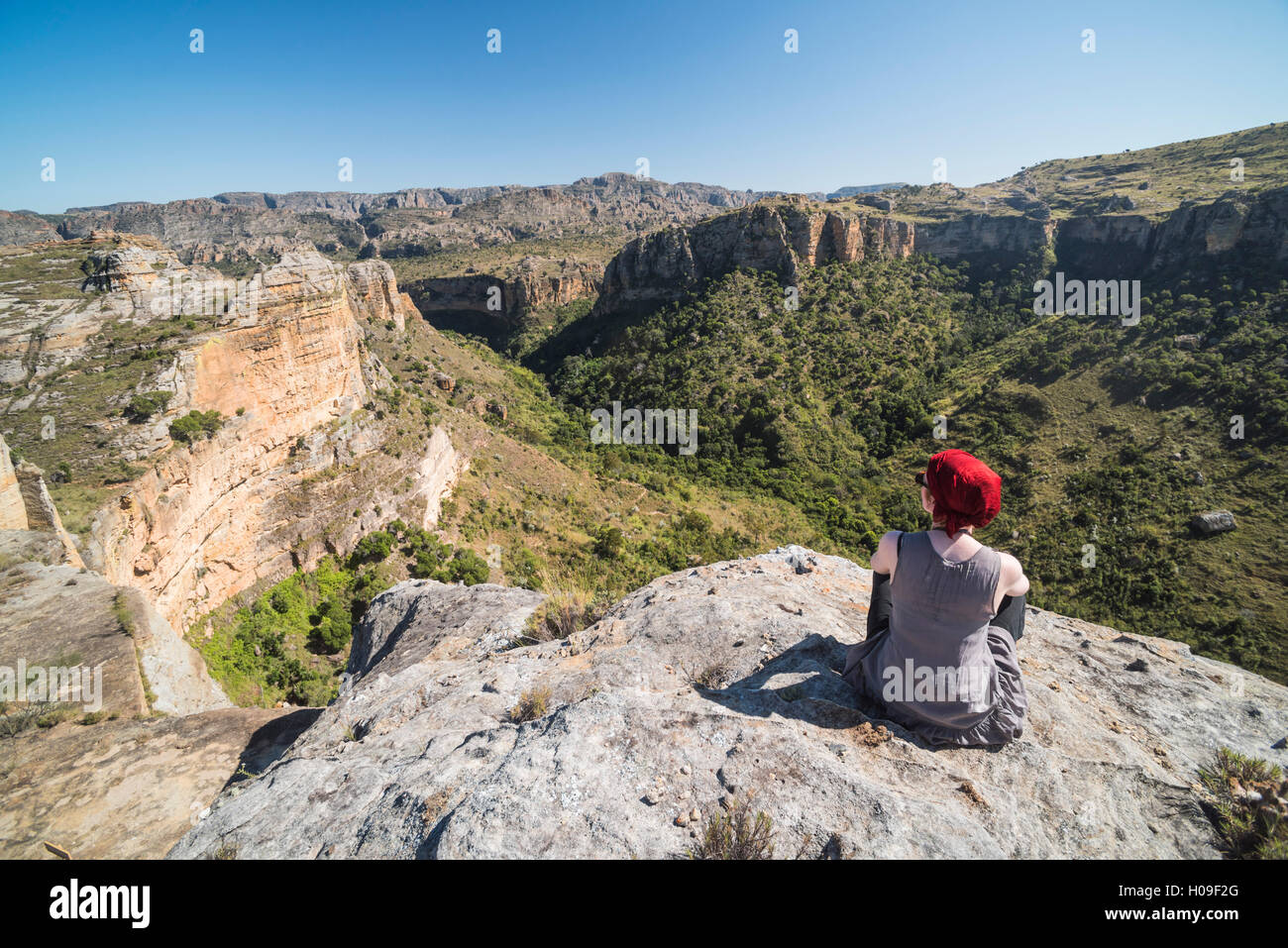 Turisti in Isalo National Park, Regione di Ihorombe, a sud-ovest del Madagascar, Africa Foto Stock