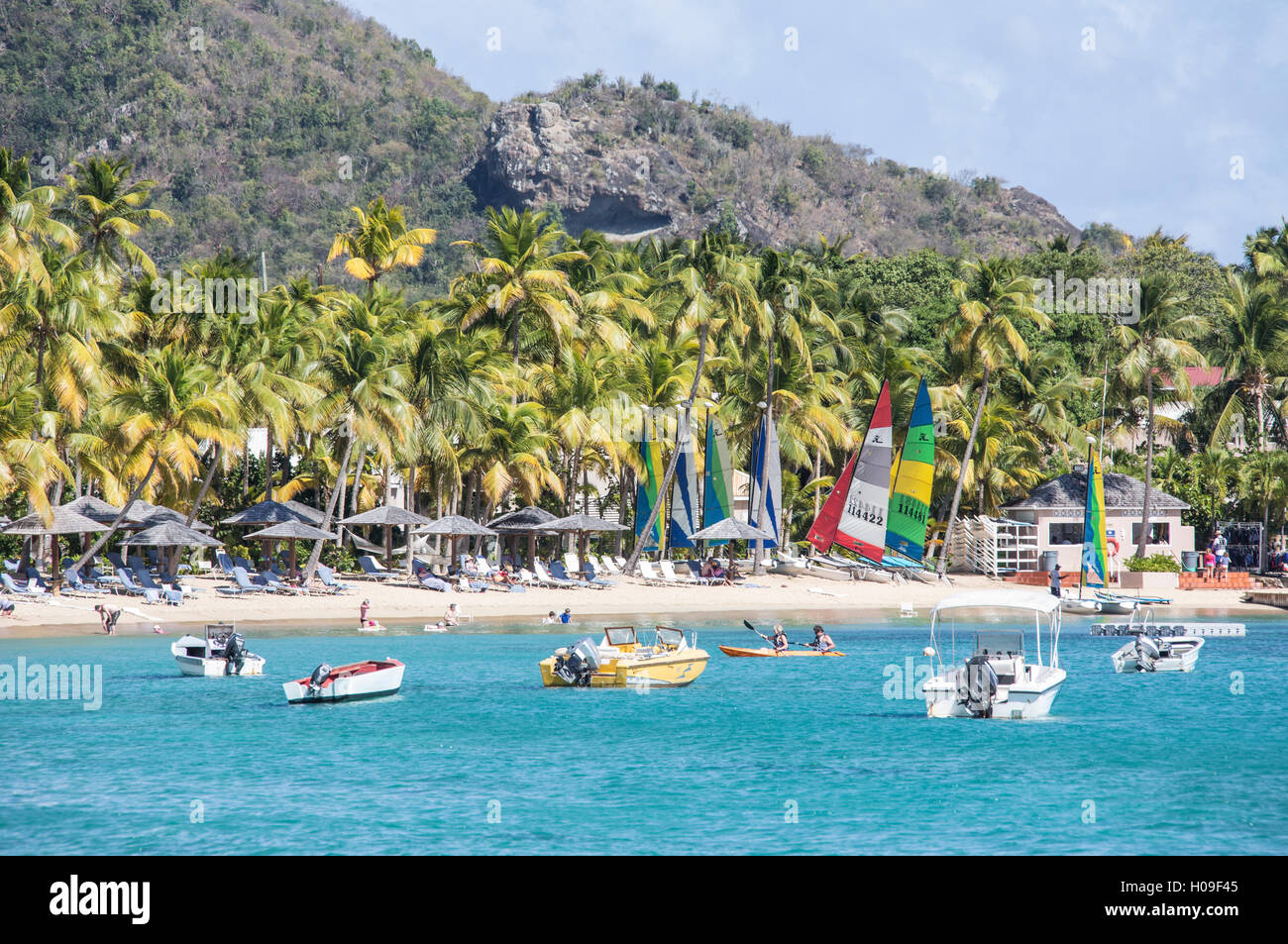 Sport acquatici e lettini per il divertimento e il relax, Carlisle, Morris Bay, Antigua e Barbuda, Isole Sottovento, West Indies Foto Stock