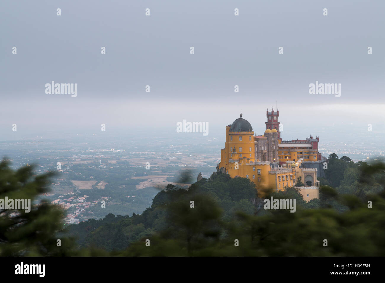 La colorata castello di Palacio da Pena, UNESCO, sulla sommità della collina di Sao Pedro de Penaferrim, Sintra, distretto di Lisbona, Portogallo Foto Stock
