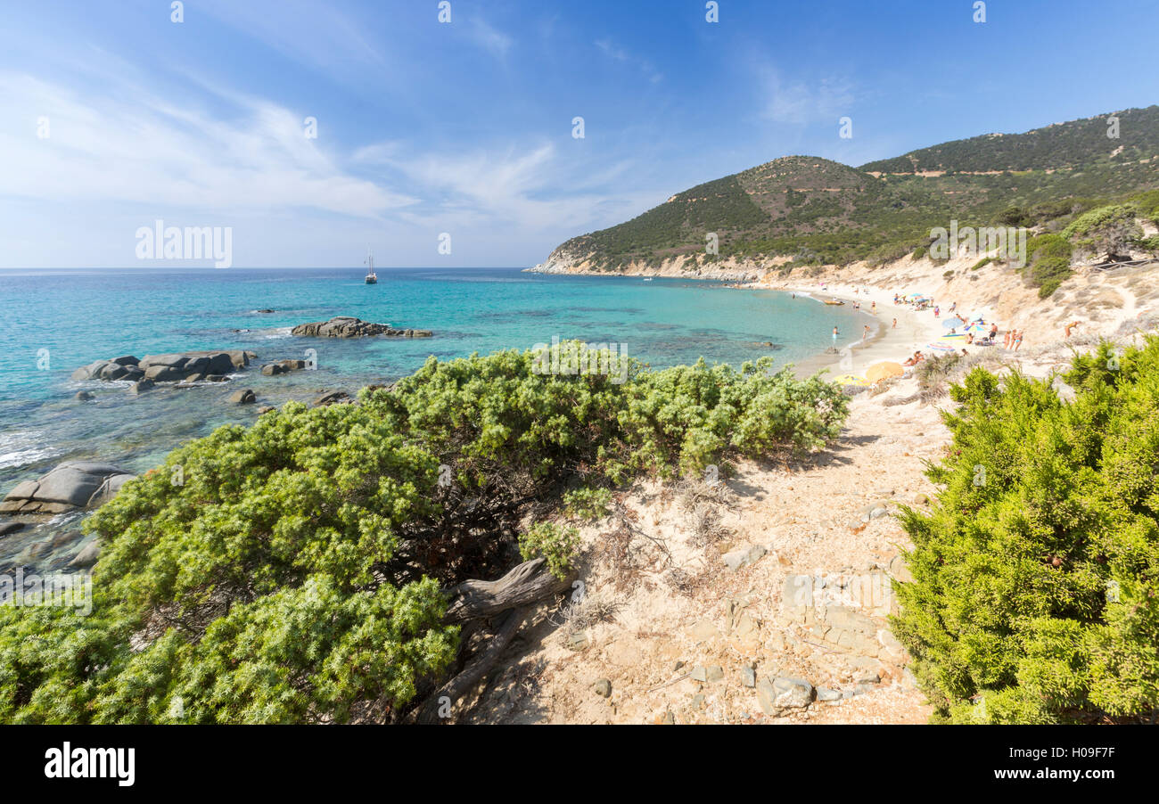Vegetazione mediterranea frame che la spiaggia e il mare color turchese di Porto Sa Ruxi, Villasimius, Cagliari, Sardegna, Italia Foto Stock