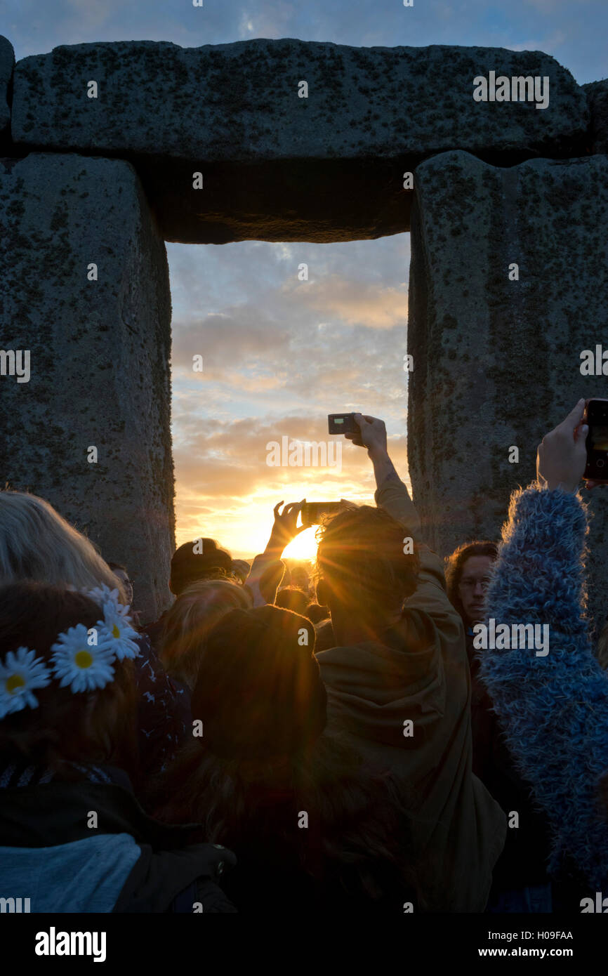 Festaioli di raccogliere al monumento storico per il Solstizio d'estate le celebrazioni del 21 giugno 2016, Stonehenge, UNESCO, Wiltshire, Regno Unito Foto Stock