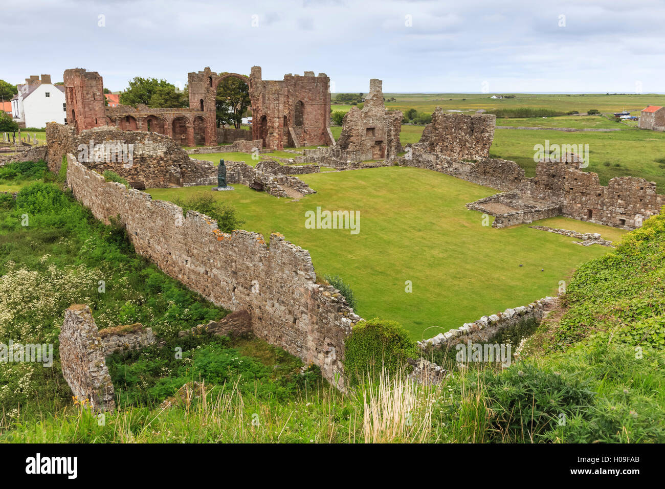 Lindisfarne Priory, paleocristiana sito e villaggio, vista in elevazione, Isola Santa, Northumberland Coast, England, Regno Unito Foto Stock