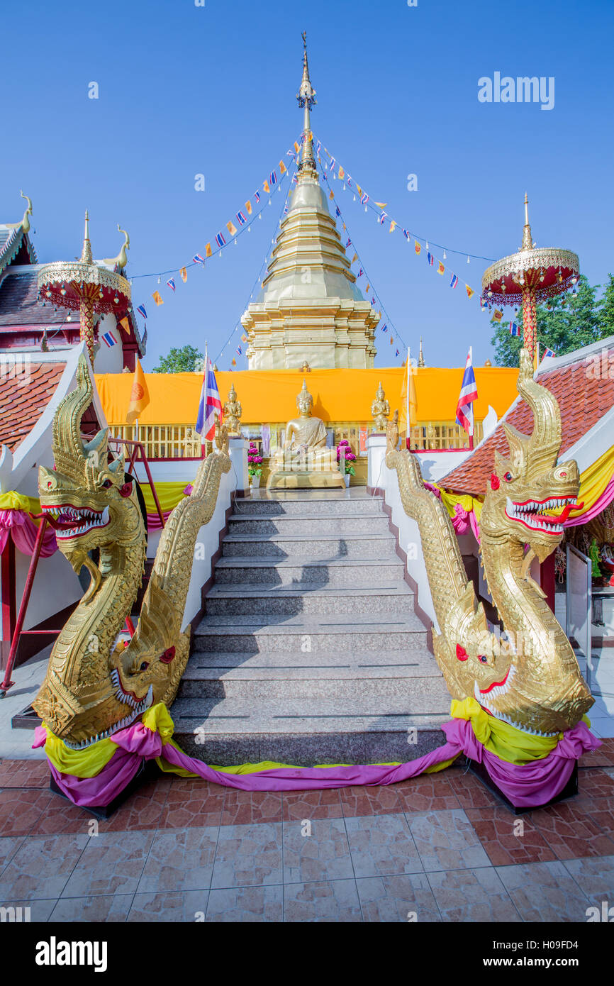 Naga testa scalinata e devoto a Doi Kham (Wat Phra That Doi Kham) (Tempio del Golden Mountain), Chiang Mai, Thailandia Foto Stock