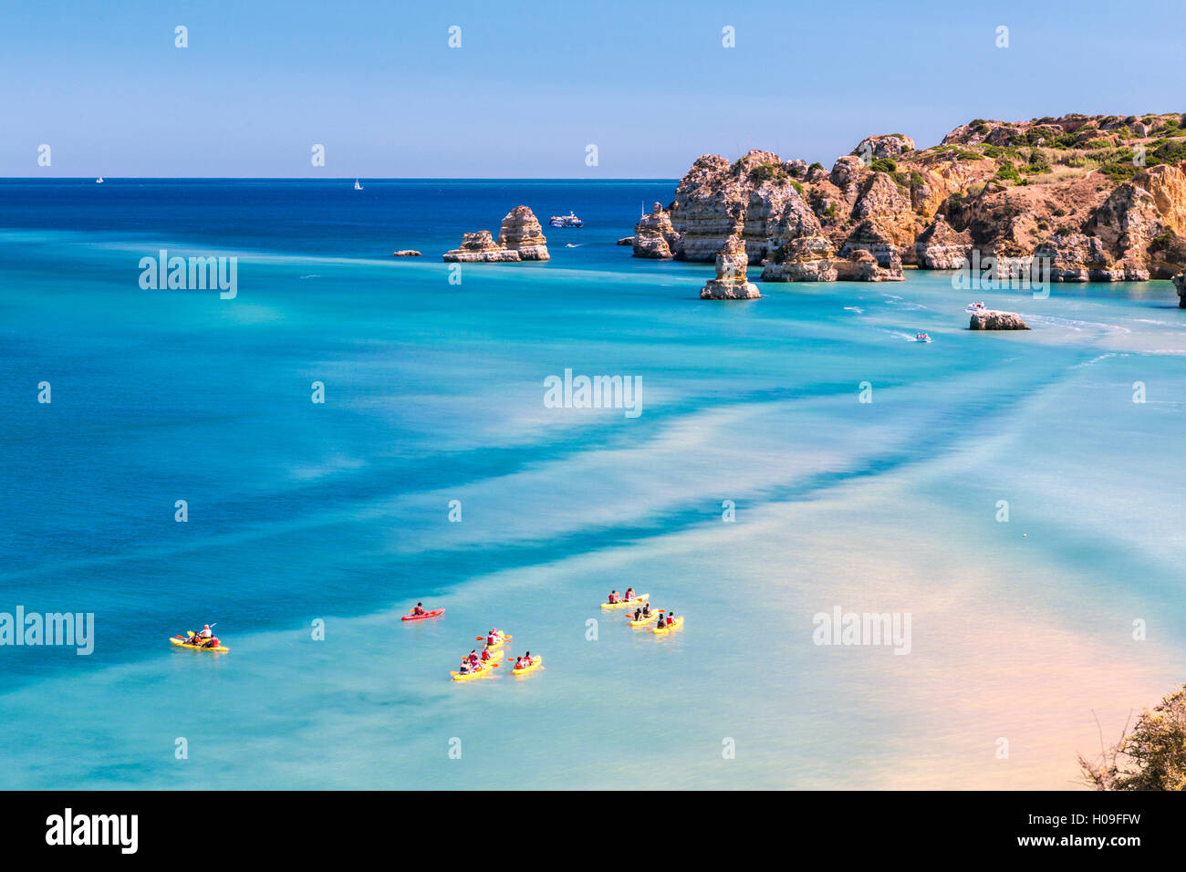Canoa nelle acque turchesi dell'Oceano Atlantico che circondano Praia Dona Ana beach, Lagos, Algarve, Portogallo, Europa Foto Stock