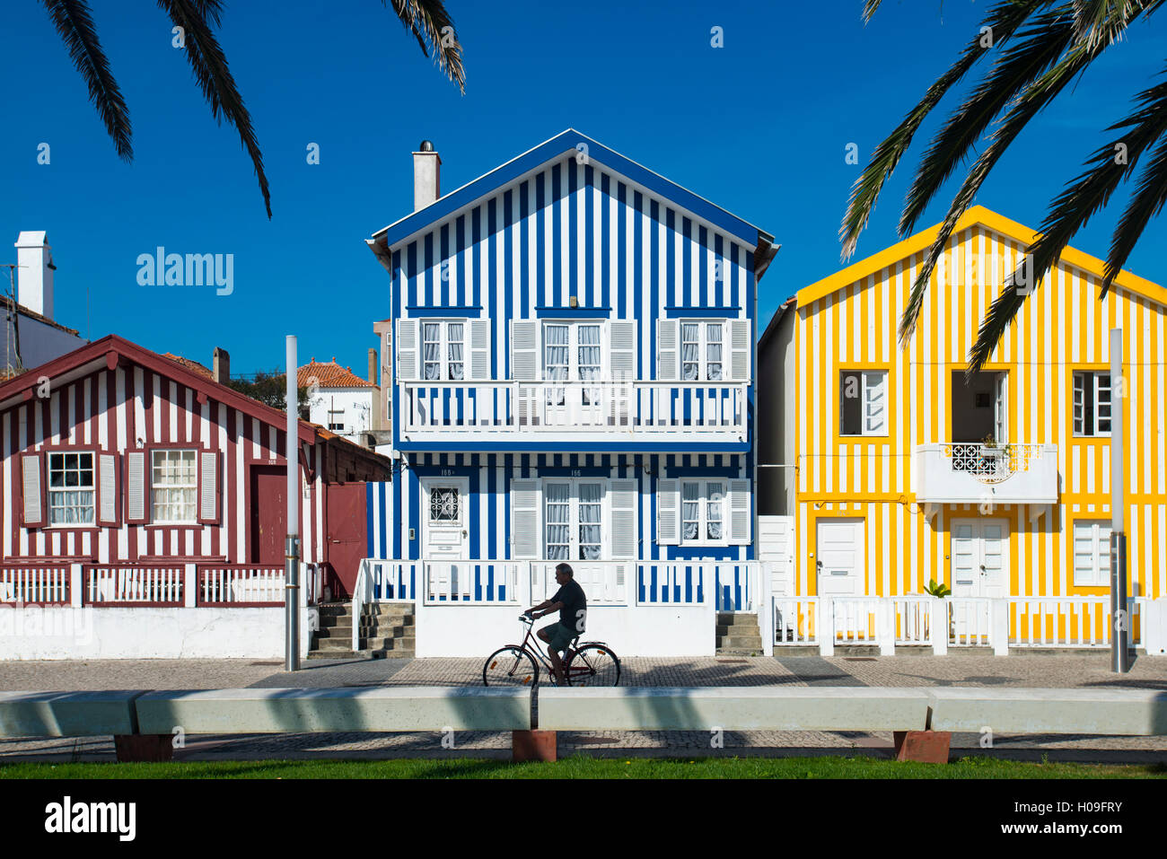 Strisce colorate decorano tradizionali beach house stile su case in Costa Nova, Portogallo, Europa Foto Stock