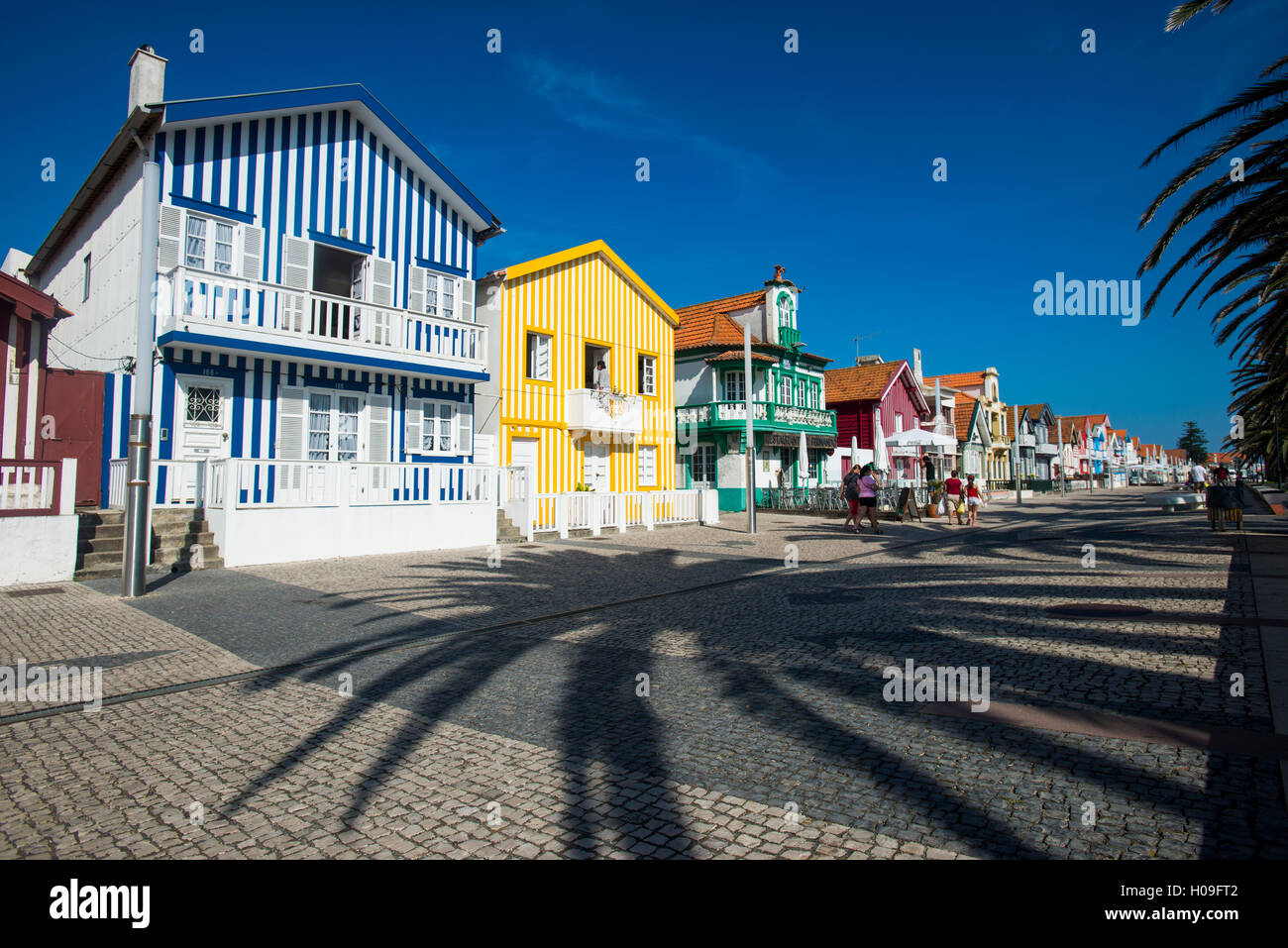 Strisce colorate decorano tradizionali beach house stile su case in Costa Nova, Portogallo, Europa Foto Stock