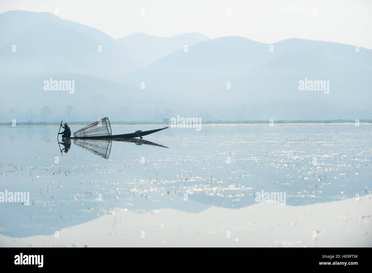 Un cestello pescatore sul Lago Inle esegue la scansione continua e acque poco profonde per i segni di vita, stato Shan, Myanmar (Birmania), Asia Foto Stock