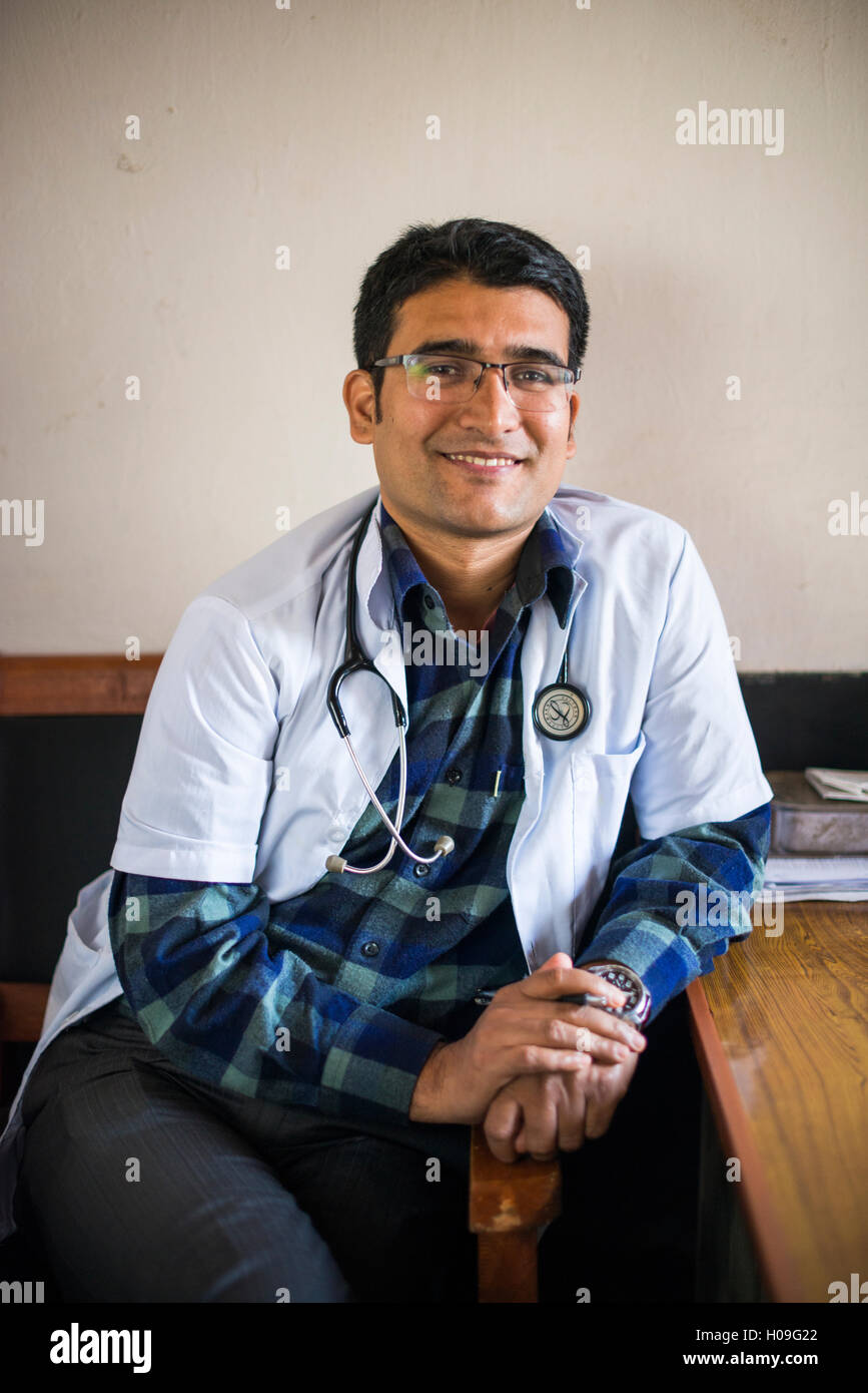 Un medico nel suo ufficio in un ospedale, Diktel, Khotang District, Nepal, Asia Foto Stock
