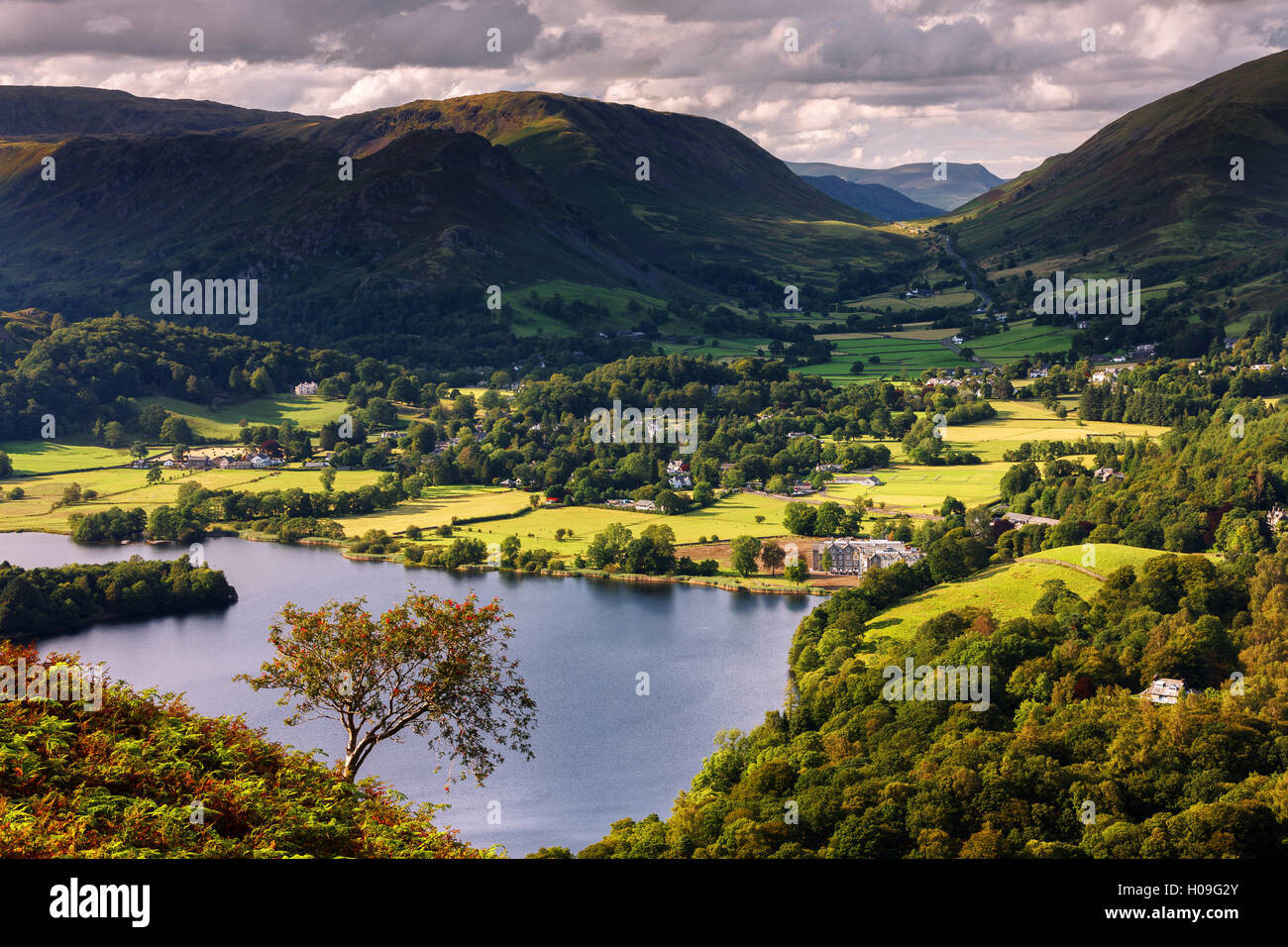 Il central fells del Parco Nazionale del Distretto dei Laghi che si estende dalla terrazza Loughrigg e Grasmere a Dunmail Raise, Cumbria, Regno Unito Foto Stock