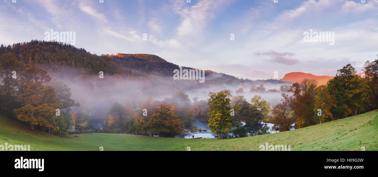 Panorama su cascate Horseshoe con nebbia che giace sopra il fiume Dee su una mattina autunnale, Denbighshire, Wales, Regno Unito Foto Stock