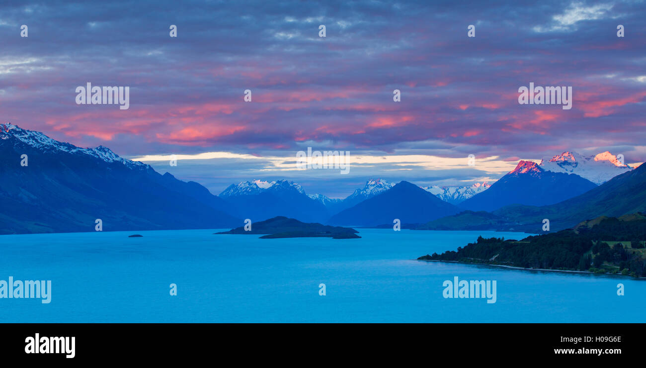 Montare Earnslaw e i vicini picchi di montagna delle Alpi del Sud, Lago Wakatipu, Otago, Isola del Sud, Nuova Zelanda Foto Stock