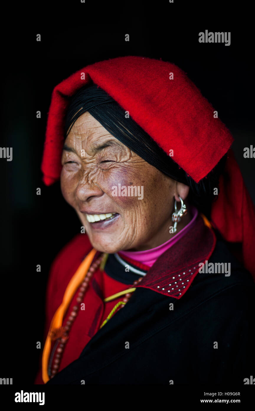 Un Ngawa cinese donna che indossa tradizionalmente abito luminoso nel Songpa, Sichuan, in Cina, Asia Foto Stock