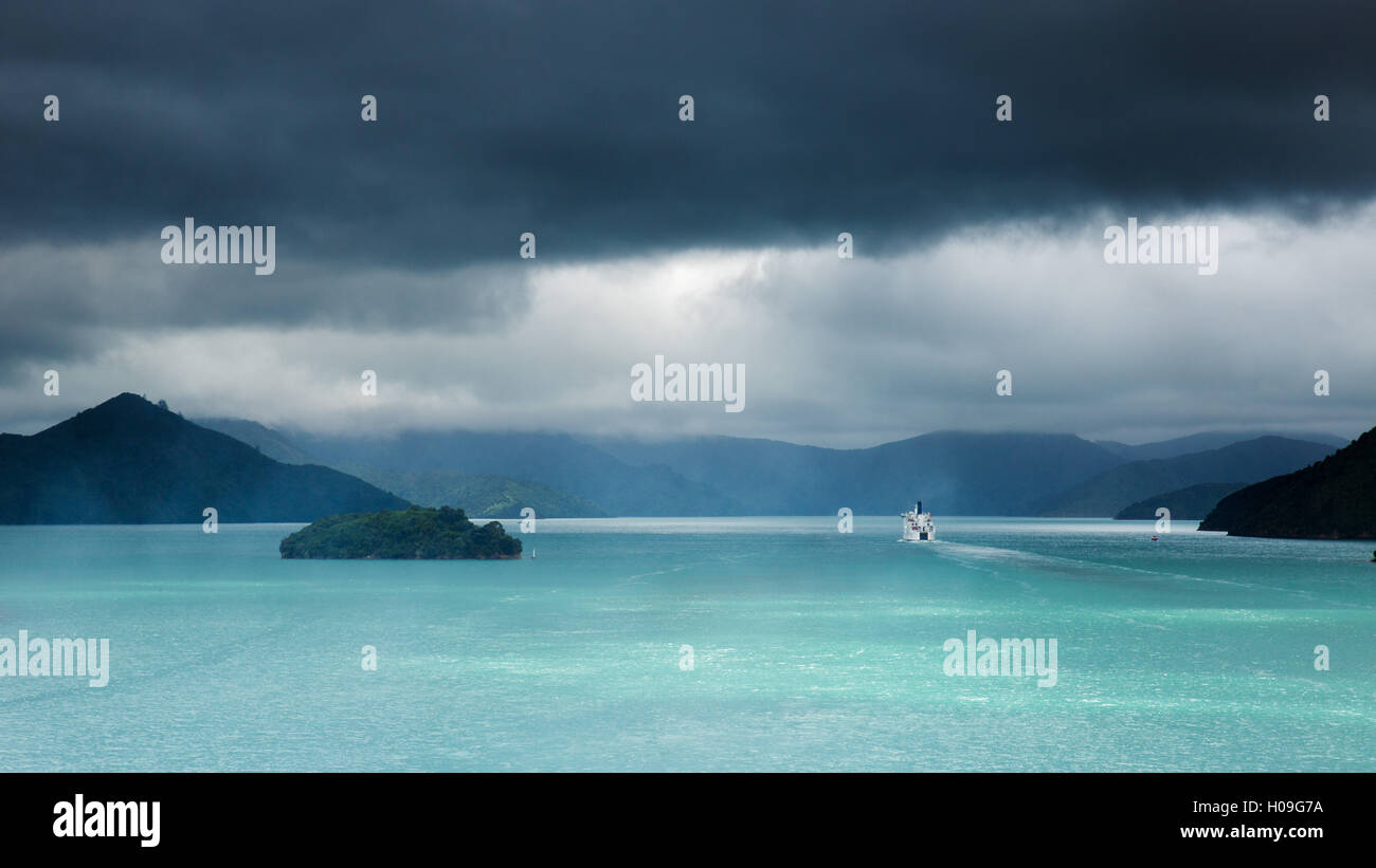 Il passaggio stretto di Queen Charlotte Sound con un traghetto, Marlborough, Isola del Sud, Nuova Zelanda Foto Stock