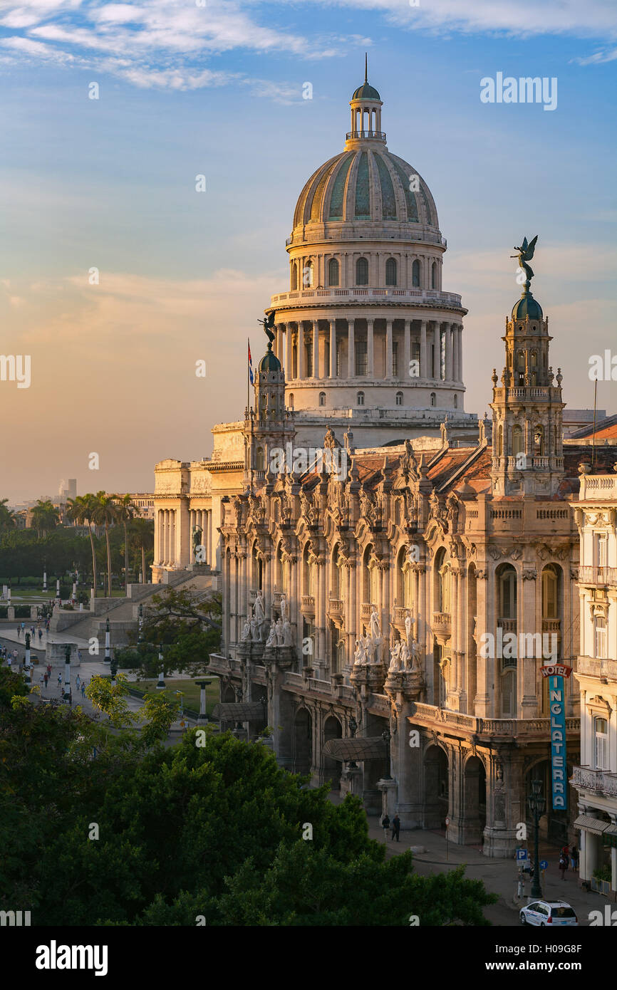 Il National Capitol Building (Capitolio), illuminato dal golden sole di mattina a l'Avana, Cuba, West Indies, dei Caraibi Foto Stock