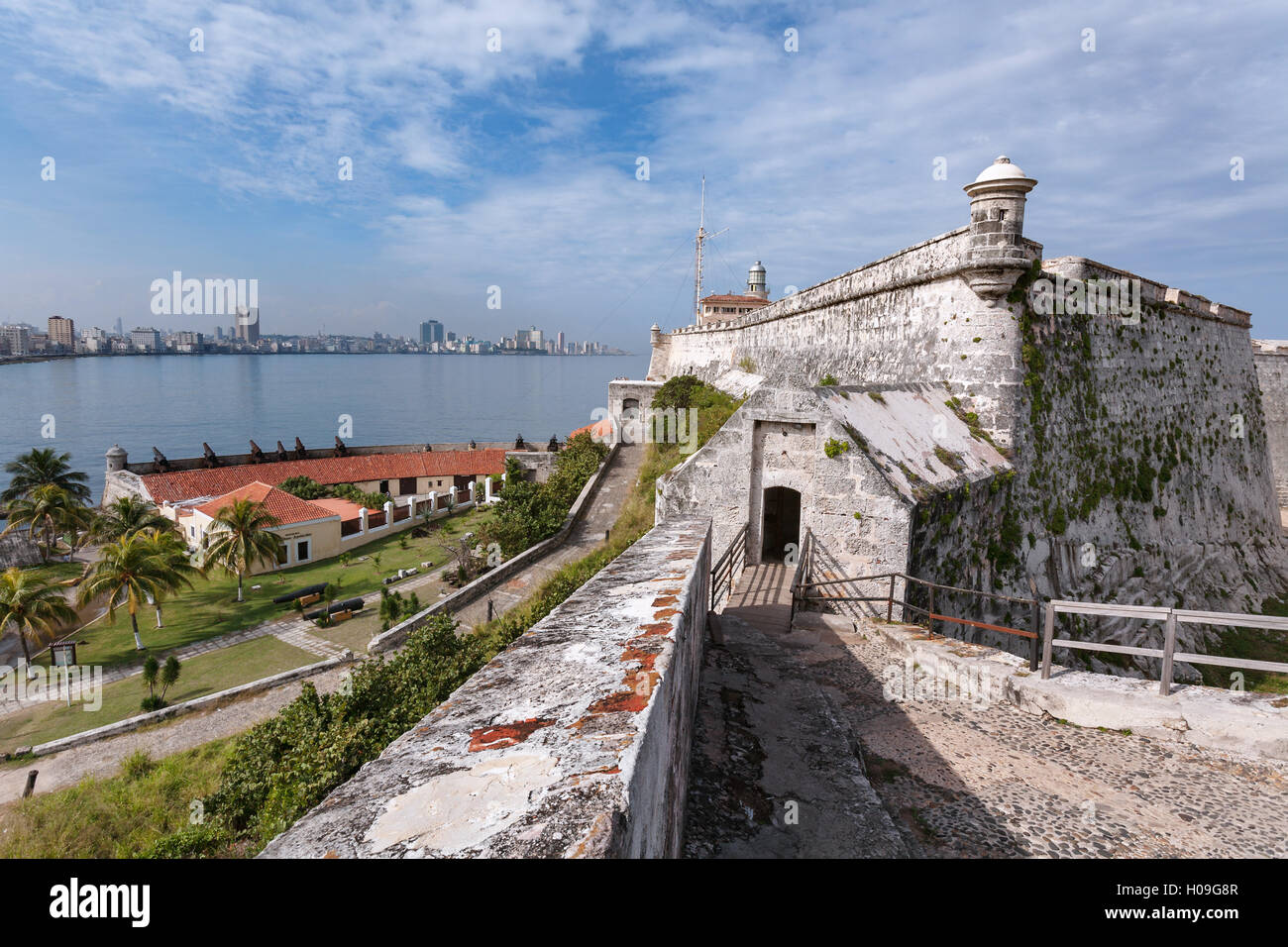 Guardando attraverso le acque della Baia dell Avana a La Havana con la cinquecentesca fortezza, Morro Castle, guardia, Havana, Cuba Foto Stock