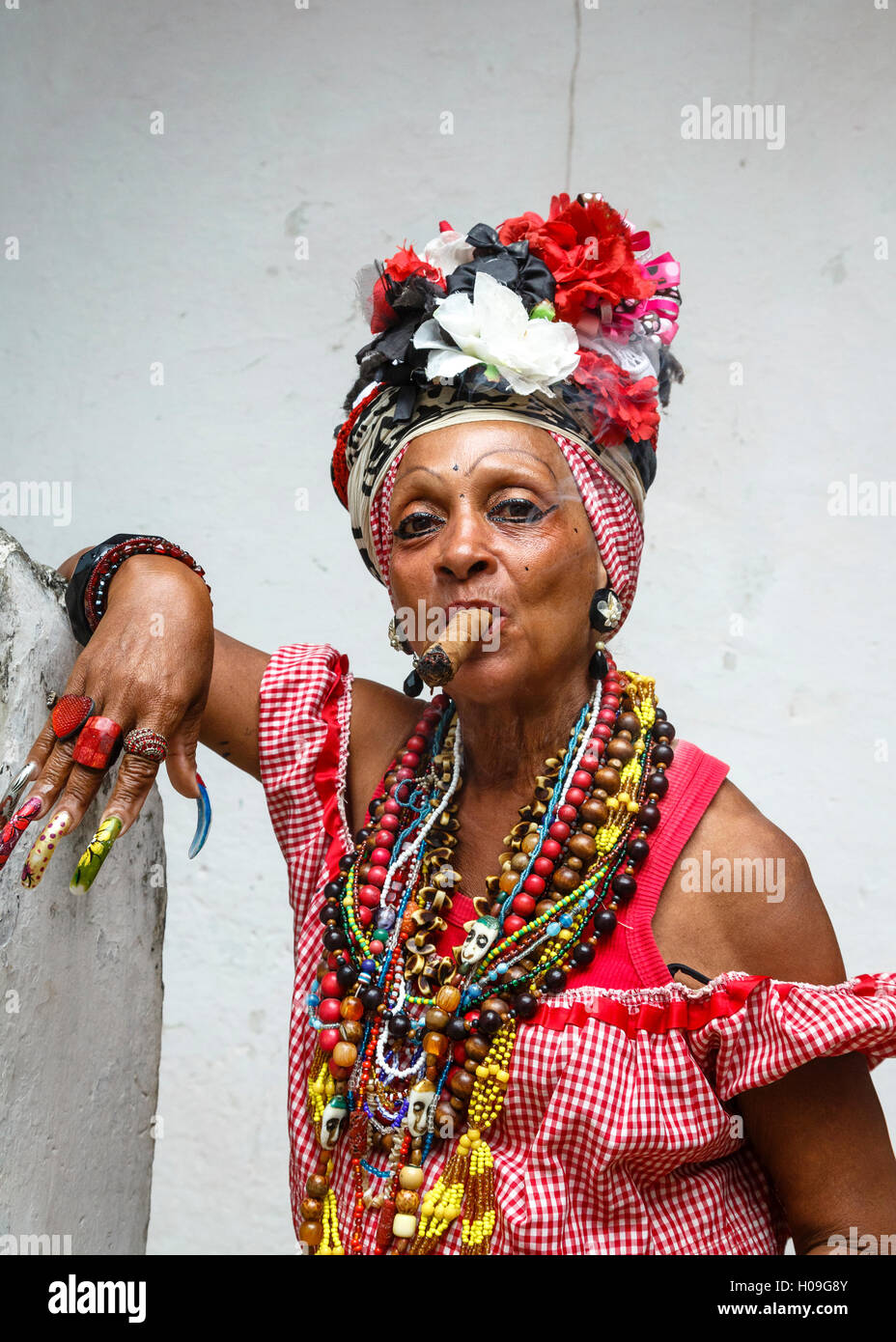 Donna di fumare un sigaro, Old Havana, Cuba, West Indies, dei Caraibi e America centrale Foto Stock