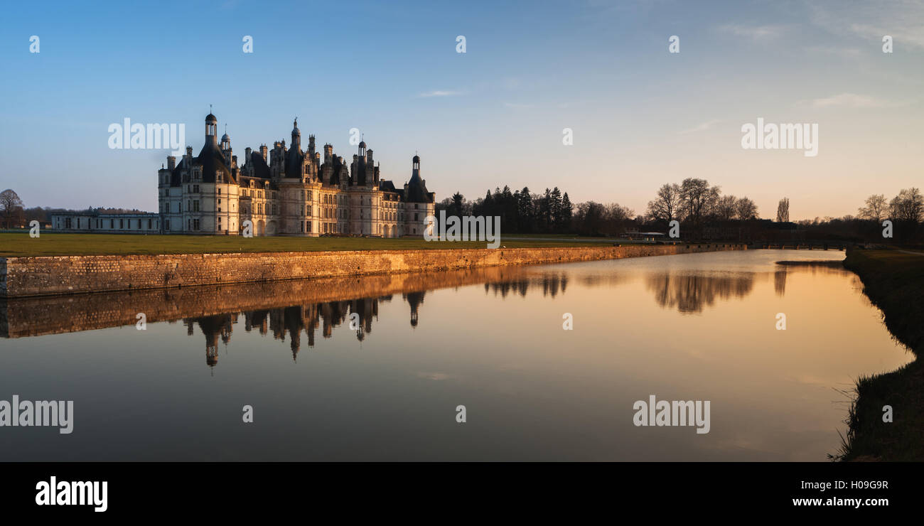 Facciata del Chateau de Chambord nella Valle della Loira, fiume Cosson, UNESCO, Loir et Cher, Pays de la Loire, centro, Francia Foto Stock