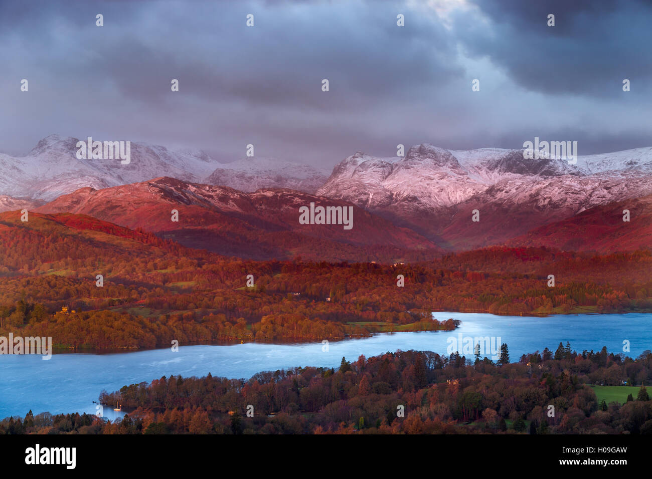 Guardando attraverso il lago di Windermere per Langdale Pikes su un inverni di mattina nel Parco Nazionale del Distretto dei Laghi, Cumbria, Regno Unito Foto Stock