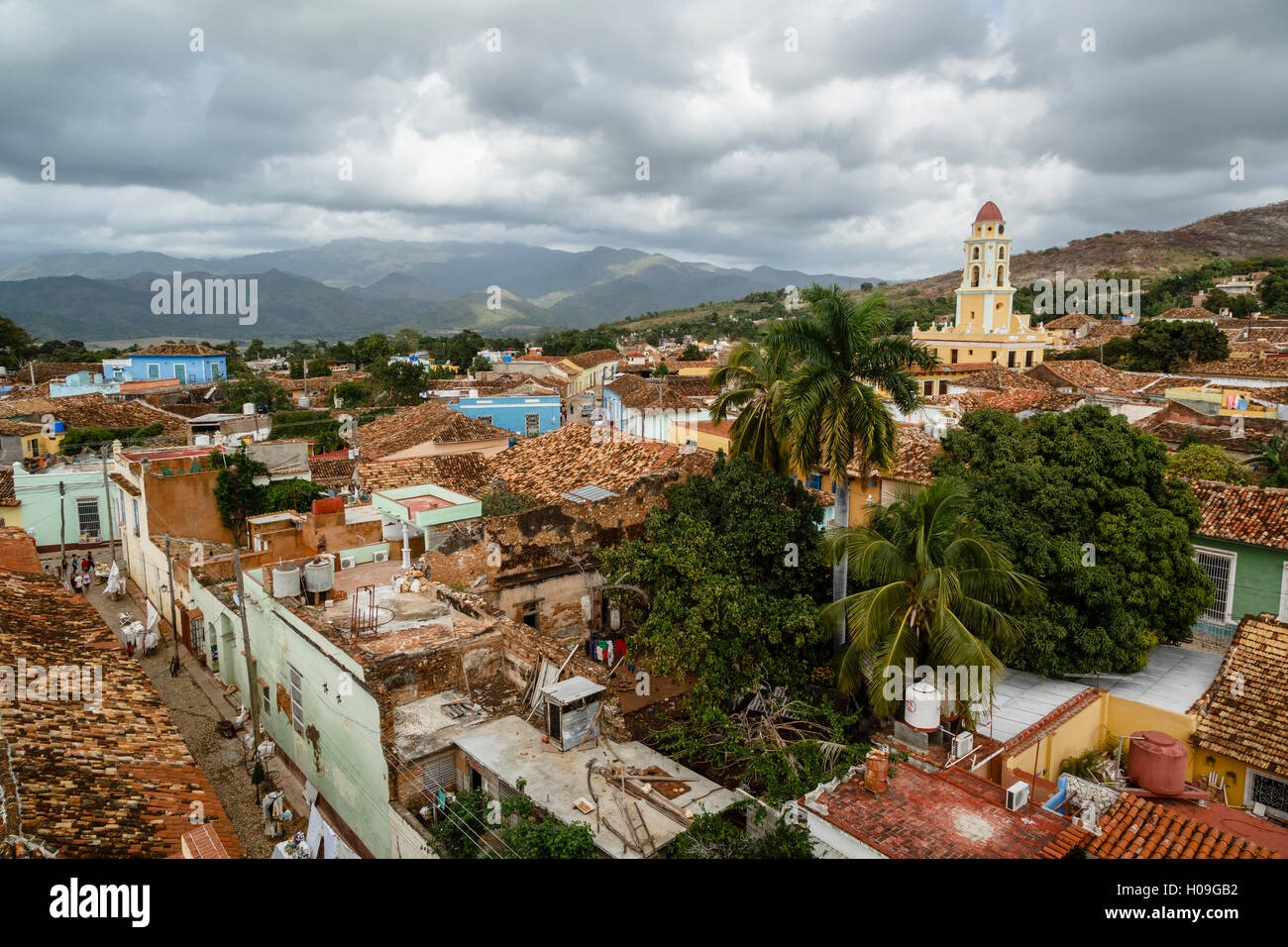 Tetti di terracotta e la torre campanaria del Museo Nacional de la lucha, Trinidad, UNESCO, Sancti Spiritus Provincia, Cuba Foto Stock