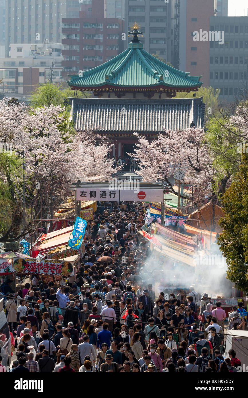 La folla godendo il cibo si spegne al Parco di Ueno, Tokyo, Giappone, Asia Foto Stock