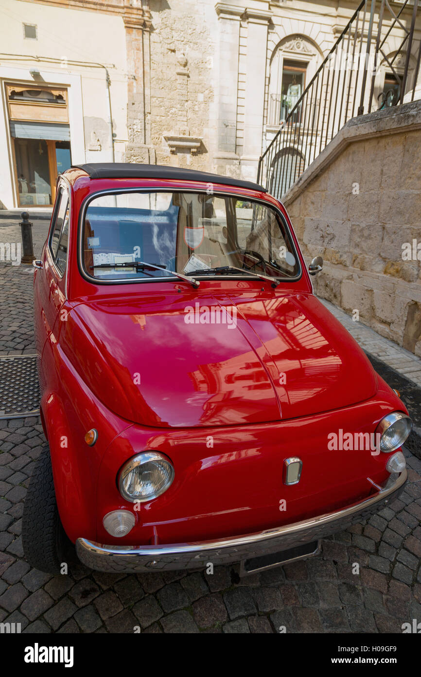 Vecchia Fiat auto parcheggiate in una tranquilla strada laterale a Noto, Sicilia, Italia, Europa Foto Stock