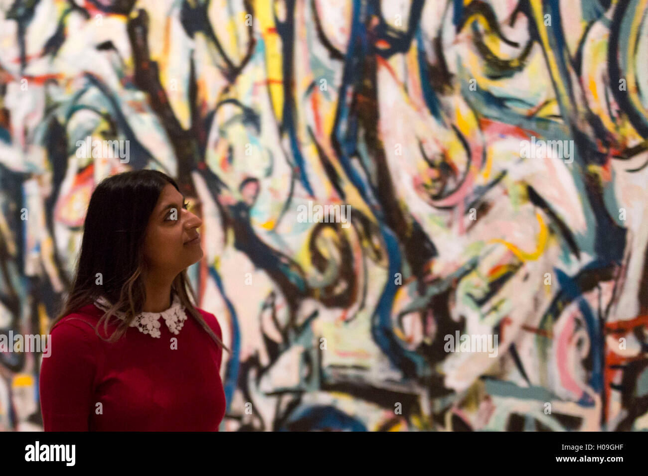 Una donna cammina passato 'Mural', 1943 da Jackson Pollock durante un photocall presso la Royal Academy of Arts di Londra. Foto Stock