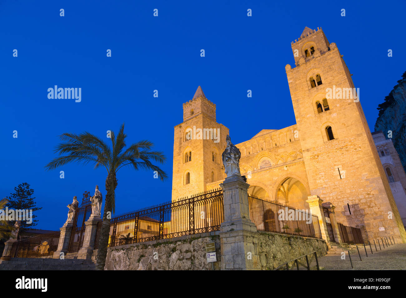 La facciata della Cattedrale normanna di Cefalu illuminata di notte, Sicilia, Italia, Europa Foto Stock