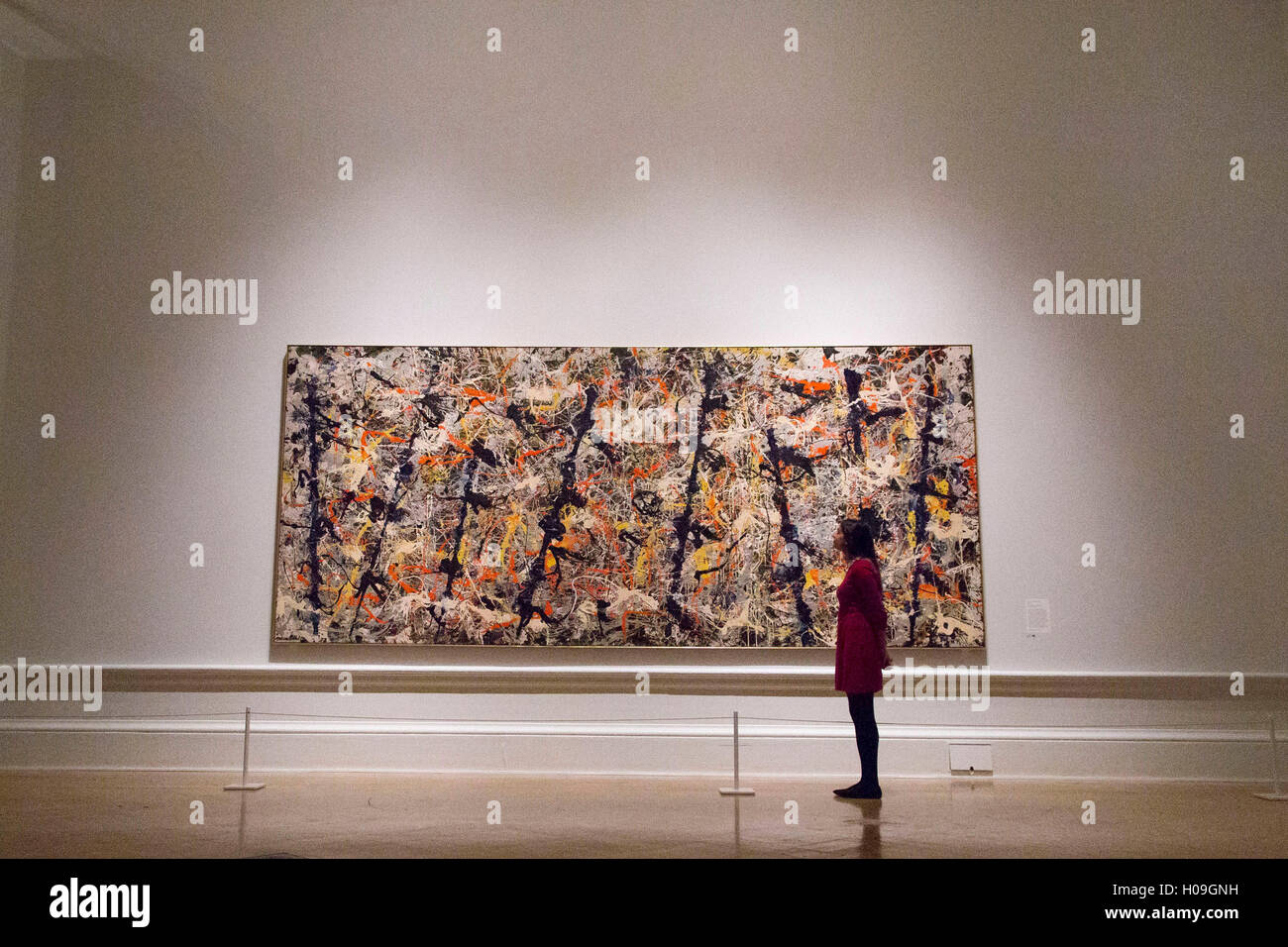 Una donna guarda al "Poli blu', 1952 da Jackson Pollock durante un photocall presso la Royal Academy of Arts di Londra. Foto Stock