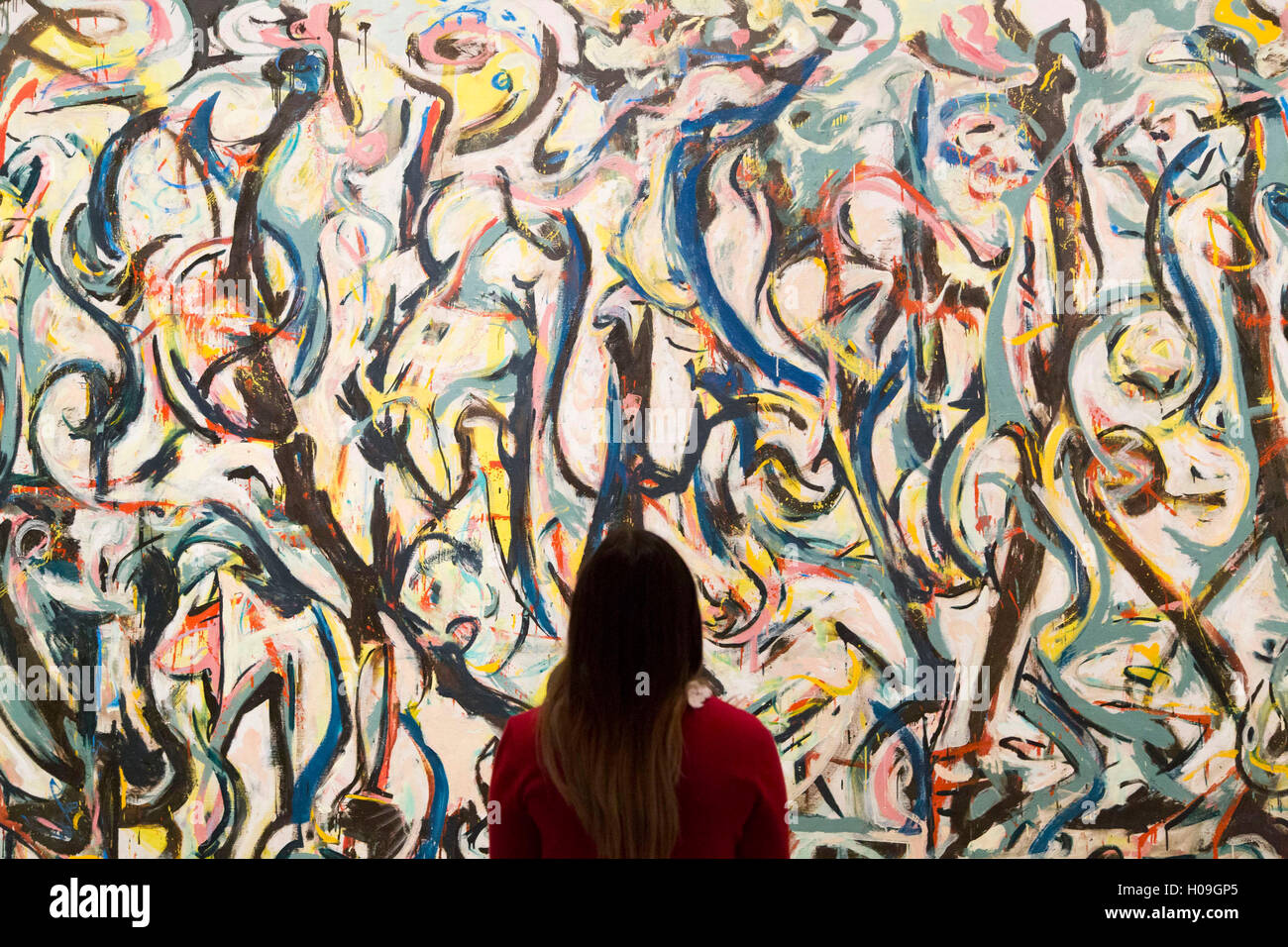 Una donna guarda a 'Mural', 1943 da Jackson Pollock durante un photocall presso la Royal Academy of Arts di Londra. Foto Stock