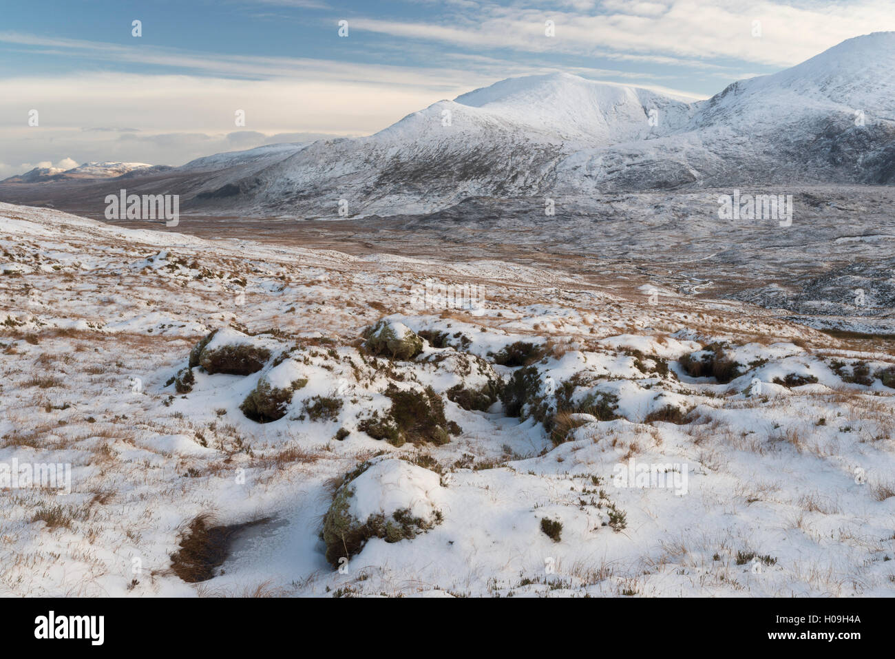 Un inverno di vista delle montagne di Sutherland Beinn Spionnaidh e Cranstackie, Sutherland, Scotland, Regno Unito, Europa Foto Stock