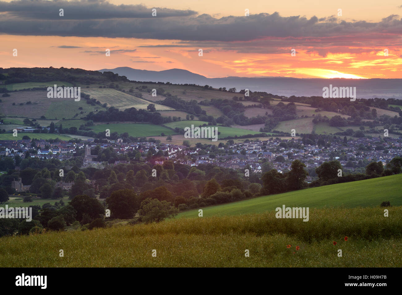 Sunset over Winchcombe e Malvern Hills in distanza, Winchcombe, Cotswolds, Gloucestershire, England, Regno Unito, Europa Foto Stock
