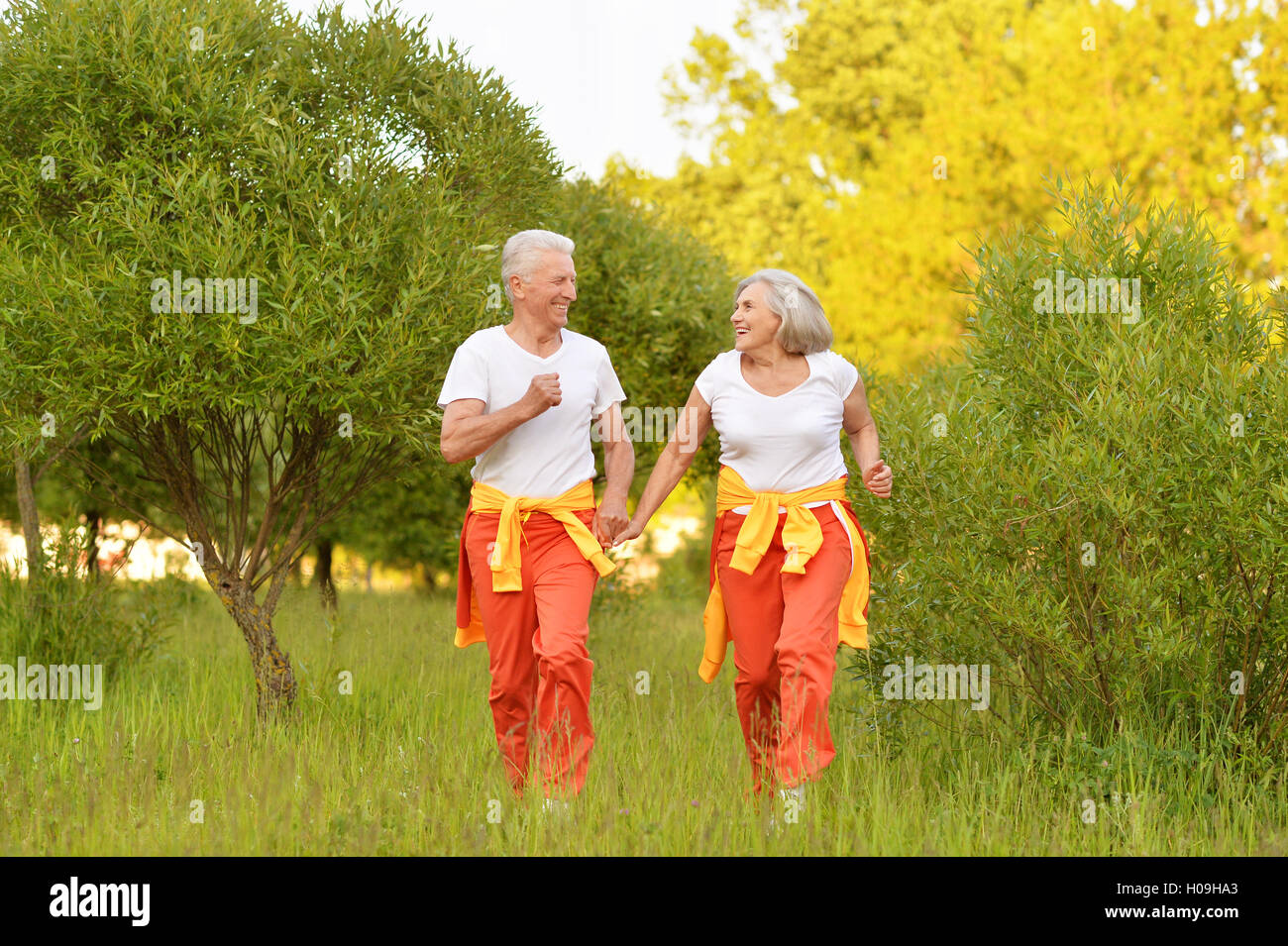 Felice coppia senior in esecuzione Foto Stock