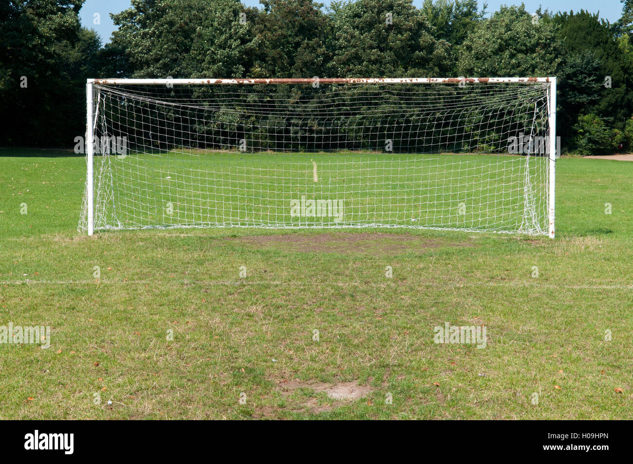 Il calcio pali e net su un campo di calcio Foto Stock