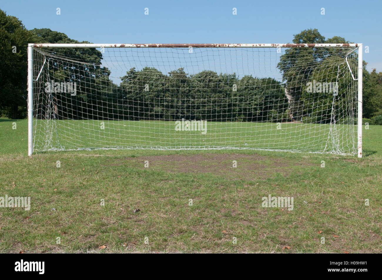 Di calcio con pali e rete su un campo di calcio Foto Stock