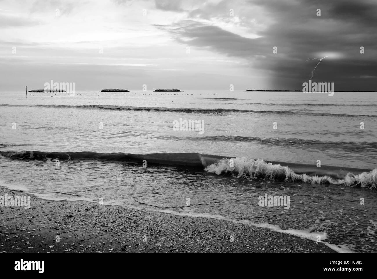 Il maltempo sul mare al mattino Foto Stock