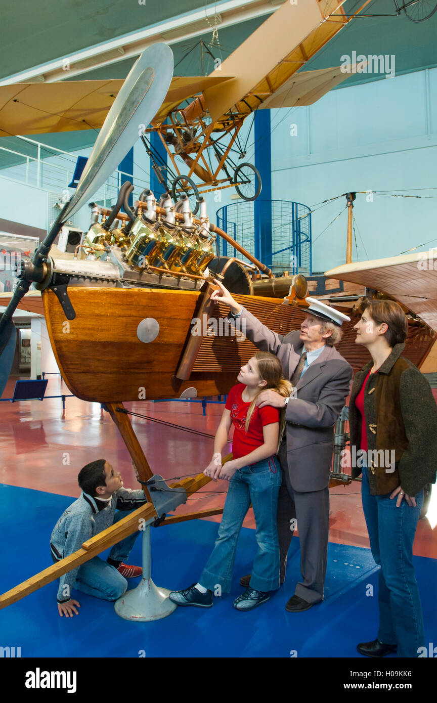 Francia, Seine-Saint-Denis (93), aeroporto di Parigi le Bourget, museo dell'aria de l'espace, visita guidata di Gerard Feldzer vicino all'aereo Antoinette Foto Stock