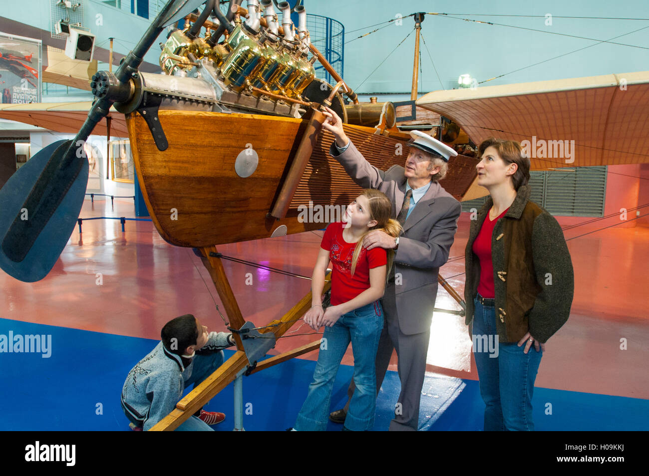 Francia, Seine-Saint-Denis (93), aeroporto di Parigi le Bourget, museo dell'aria de l'espace, visita guidata di Gerard Feldzer vicino all'aereo Antoinette Foto Stock