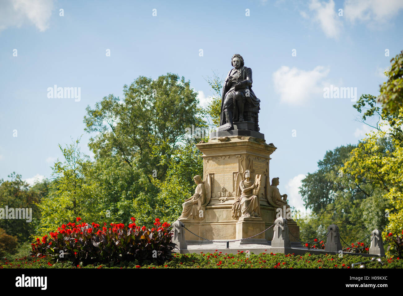 Il monumento in bronzo del poeta olandese Vondel dal 1867 è da Louis Royer, con il piedistallo da Pierre Cuypers nel Parco di Vondel Amsterdam Foto Stock