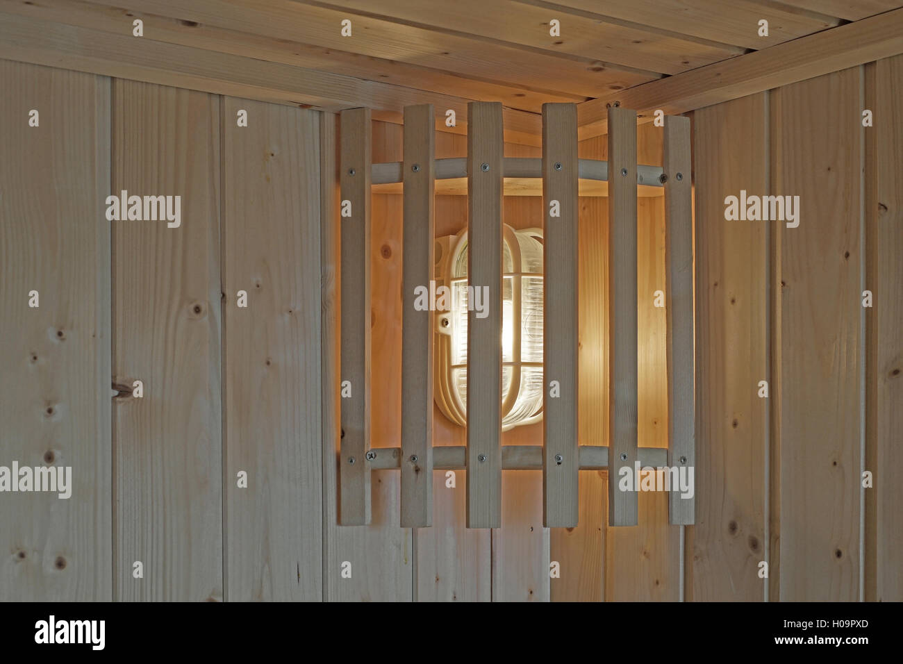 Lampada a parete in legno nella sala sauna Foto Stock