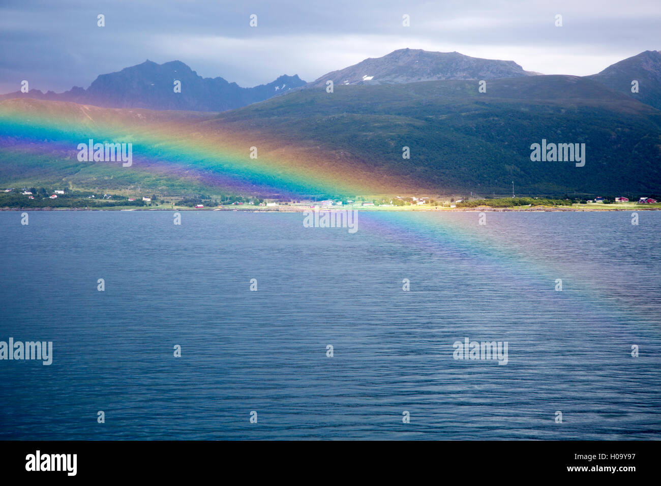 Rainbow su mare vicino a Stokmarknes, Hadsel comune, isola Hadseloya, Nordland, regione Vesteralen, nel nord della Norvegia Foto Stock