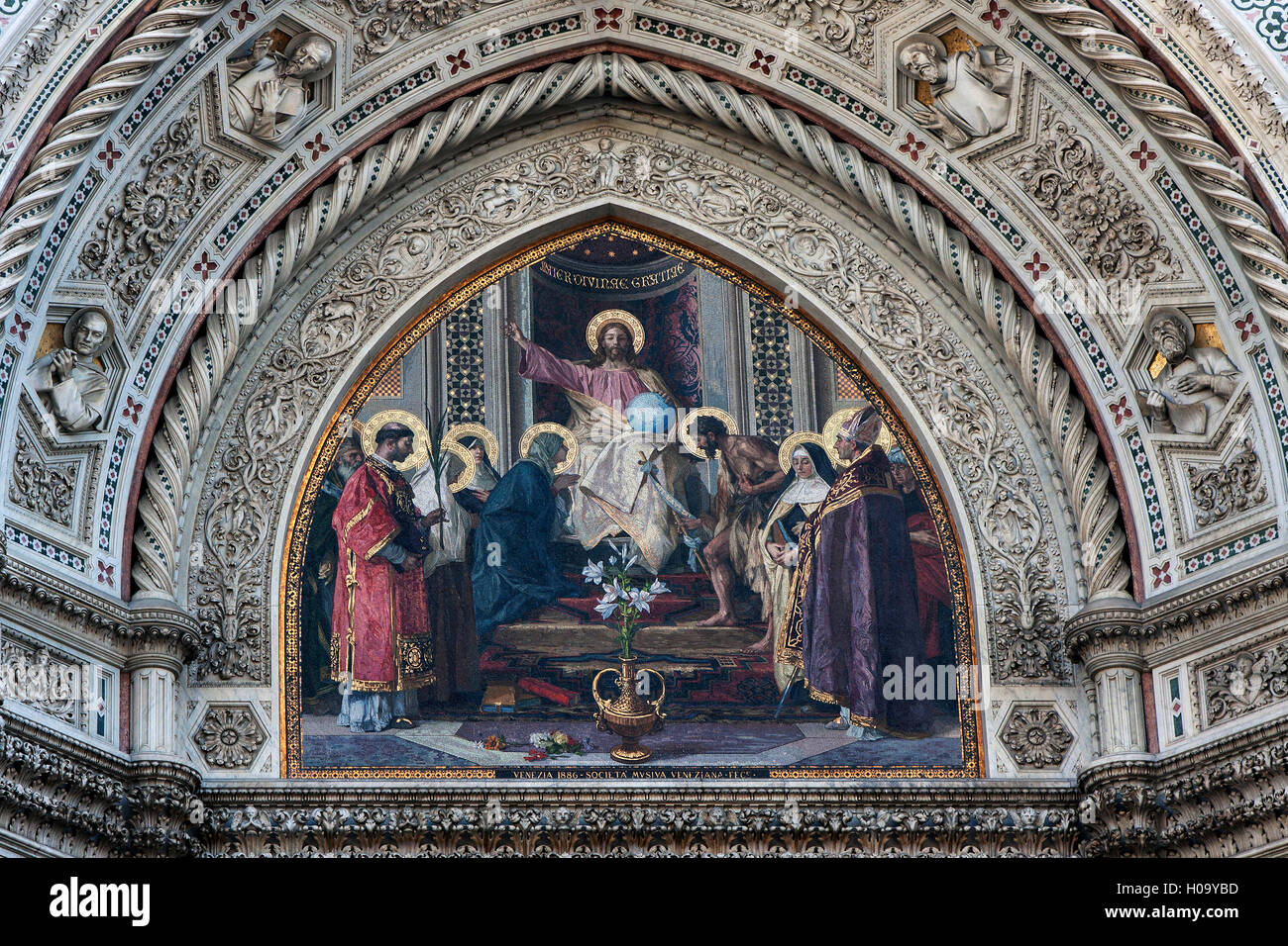 Dettaglio del portale sul lato ovest, Cattedrale di Santa Maria del Fiore, Firenze, Toscana, Italia Foto Stock