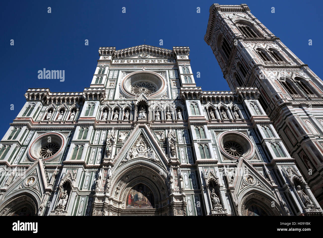 Cattedrale di Santa Maria del Fiore, lato ovest, con la torre campanaria, il Campanile di Giotto, Firenze, Toscana, Italia Foto Stock