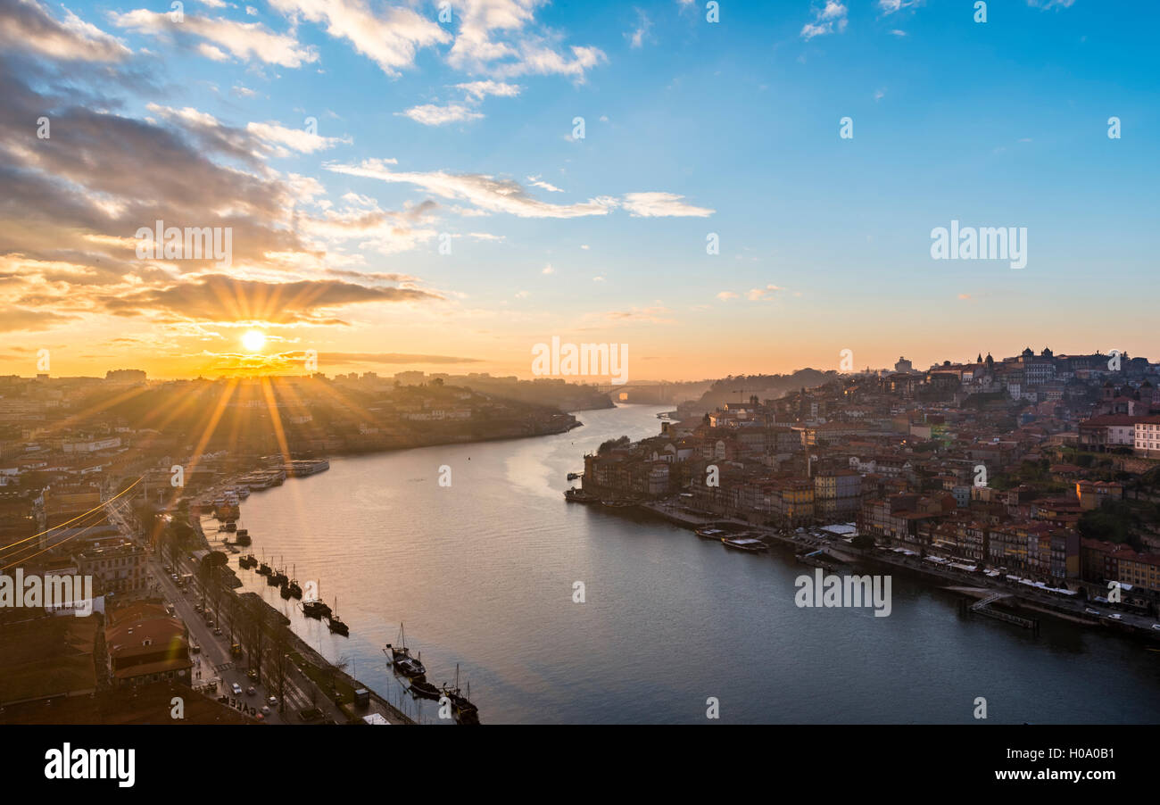 Vista sul porto di Fiume Douro, tramonto, Porto, Portogallo Foto Stock