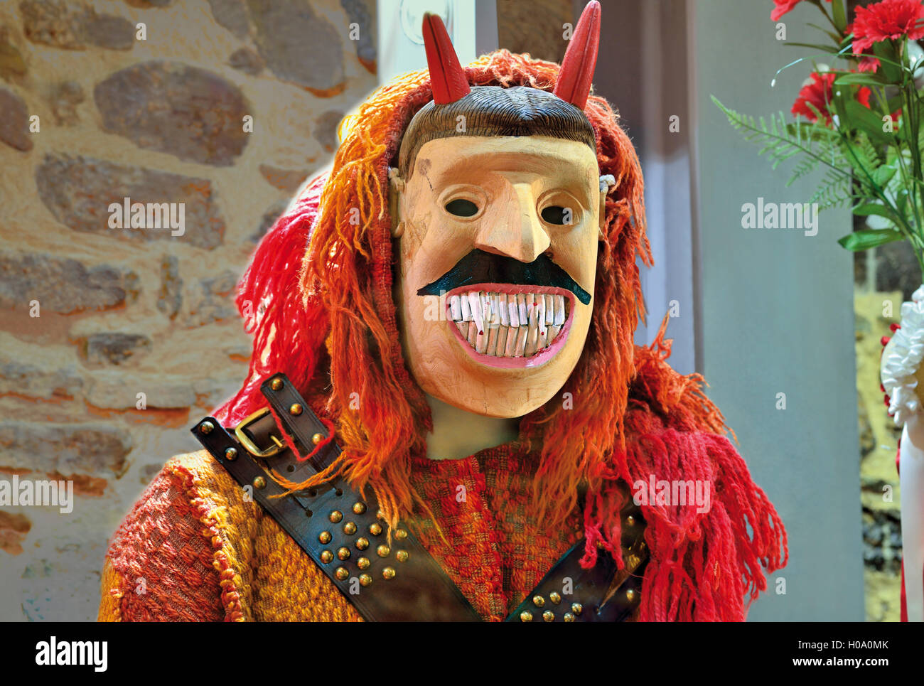 Portogallo: tradizionale maschera di legno in 'Museu Iberico da mascara de fare Traje' in Braganca Foto Stock