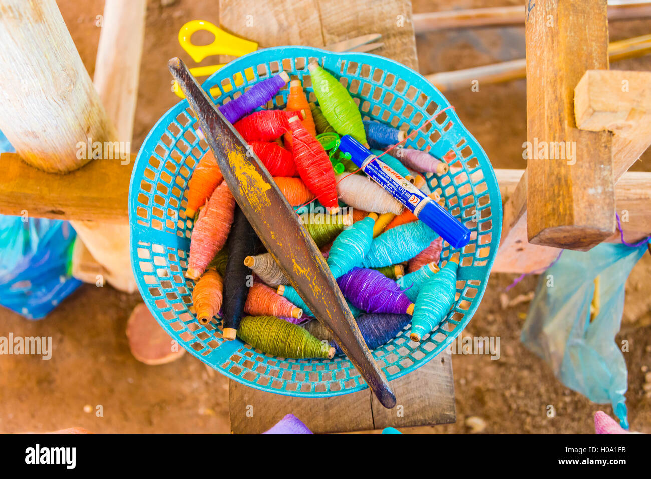 Cestello con filati colorati e l'ago per la tessitura, ha cantato, Louangphabang Provincia, Laos Foto Stock