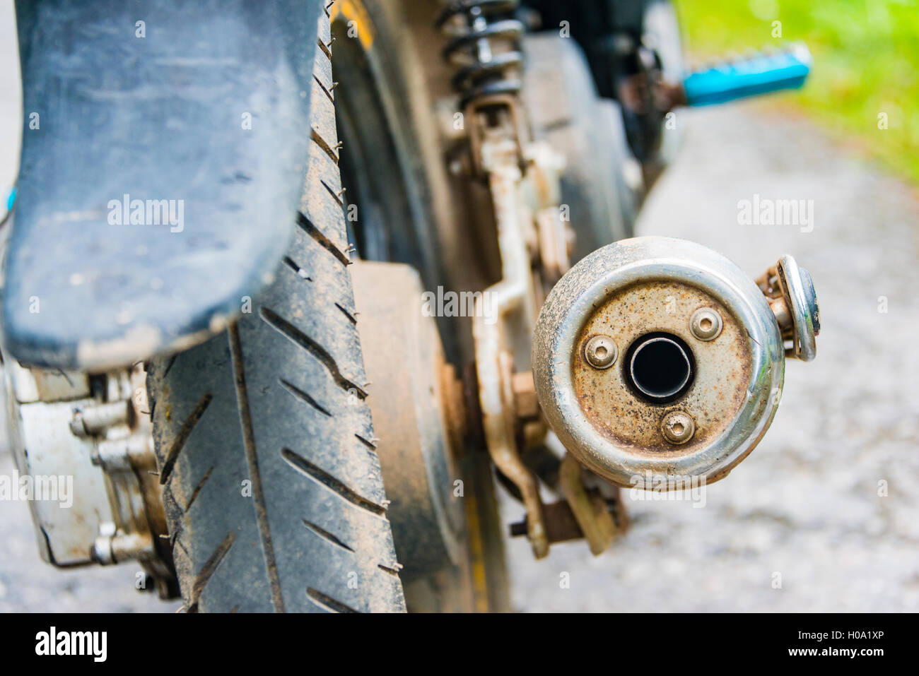 Scarico e il pneumatico posteriore, moto, scooter, Vietnam Foto Stock