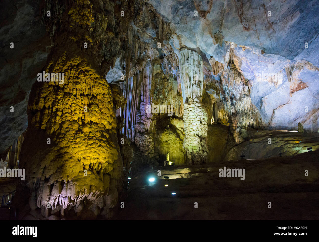 Illumina la grotta di stalattiti, Thiên Đường Grotta, paradiso Paradiso Grotta Grotta, Parco Nazionale di Phong Nha-Ke Bang, Phong Nha Foto Stock