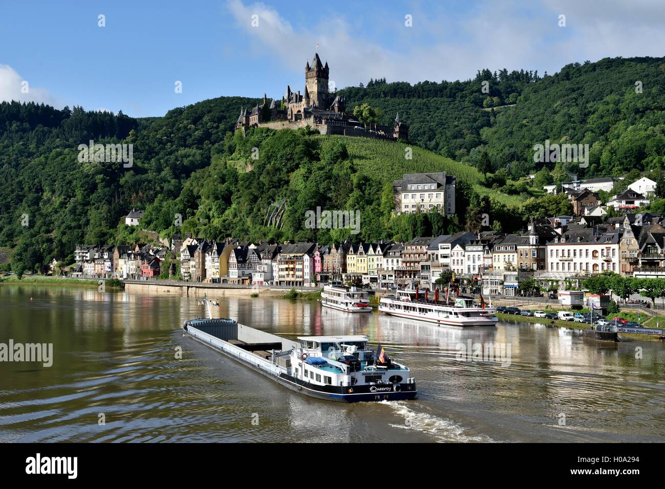 Nave da carico sulla Mosella, vista di Cochem con il Reichsburg Cochem, sul Mosellele, Renania-Palatinato, Germania Foto Stock